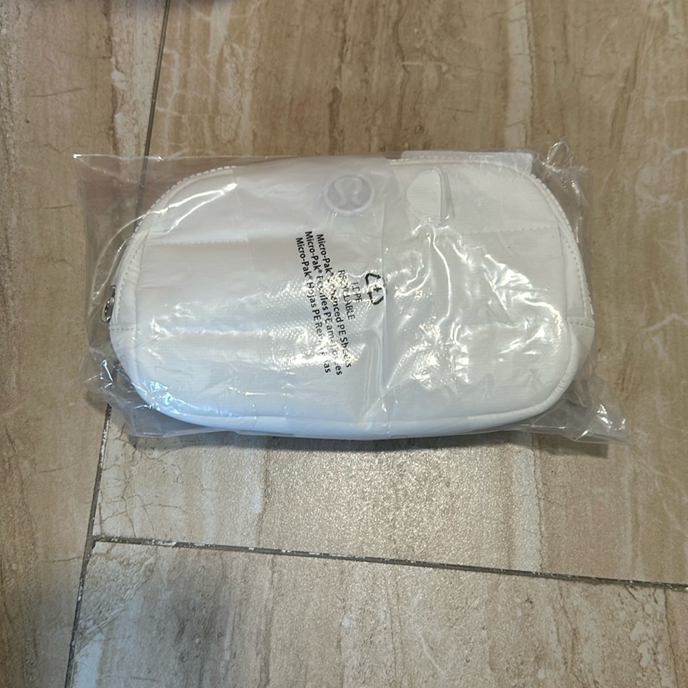 Lululemon Everywhere belt bag *Wunder Puff 1L